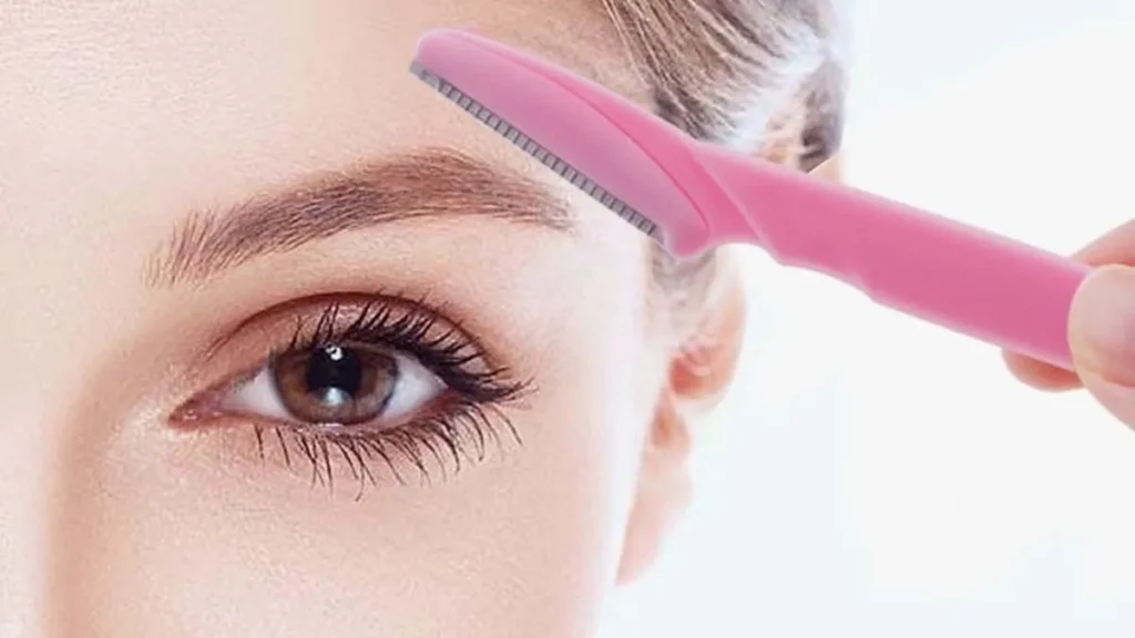 how to use an eyebrow razor 1