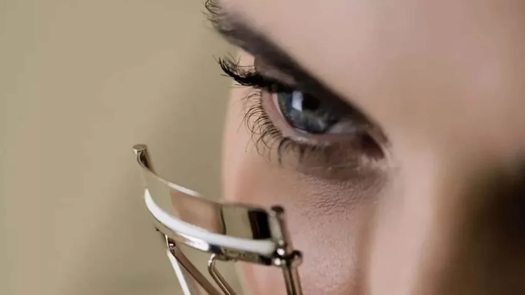 how to use eyelash curler 1