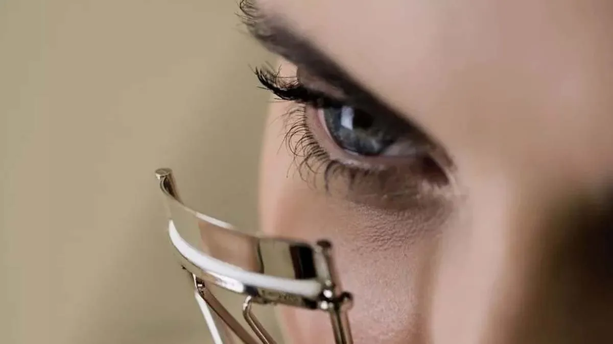 How to Use an Eyelash Curler: A Complete Guide for Beauty Professionals and Retailers
